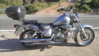 Moto Custom Plata con Baúl