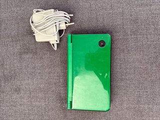 Nintendo DSi XL Cargador y Lápiz