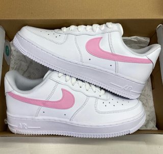 Nike Air Force 1 blancas logo rosa
