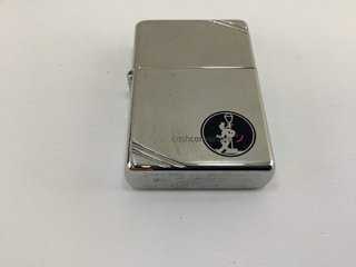 encendedor zippo hombre agarrado a farola