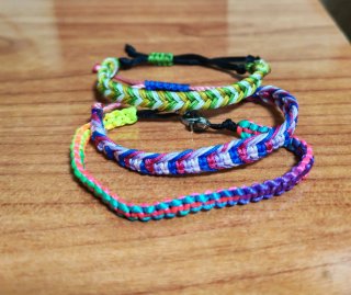 Pulseras de hilo hechas a mano