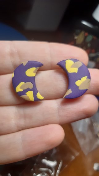 Pendientes de luna morados y amarillos