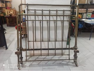 Cama antigua de metal y madera