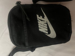 Riñonera Nike Negra