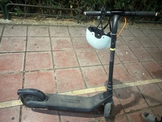 Patinete eléctrico con casco