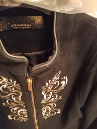 Chaqueta Stradivarius bordada negra y dorada T.M