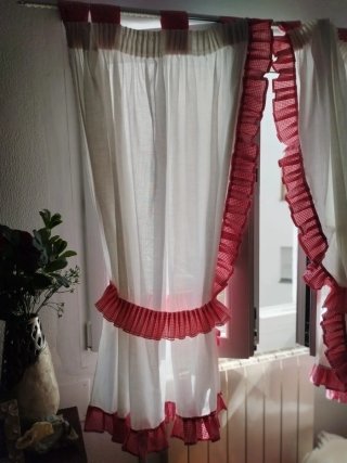 Cortinas blancas con volantes rojos