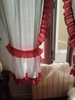 Cortinas blancas con volantes rojos