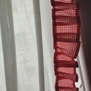 Cortinas blancas con volantes rojos