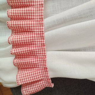 Cortinas blancas con volantes rojos