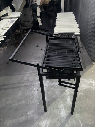Barbacoa giratoria de metal negra