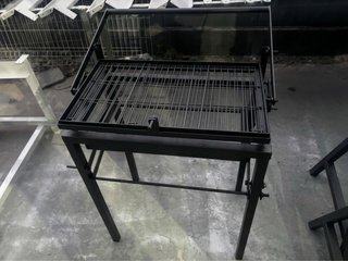 Barbacoa giratoria de metal negra