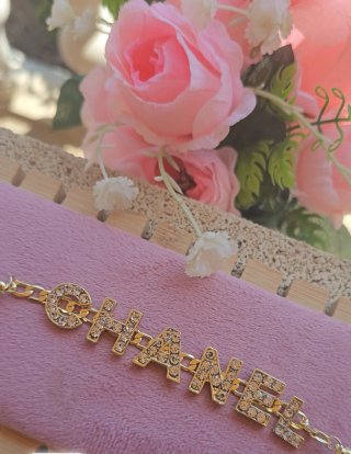 Collar Perlas y Letras Strass Dorado