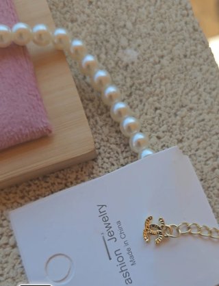 Collar Perlas y Letras Strass Dorado