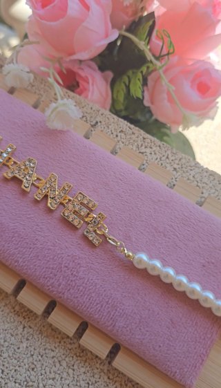 Collar Perlas y Letras Strass Dorado