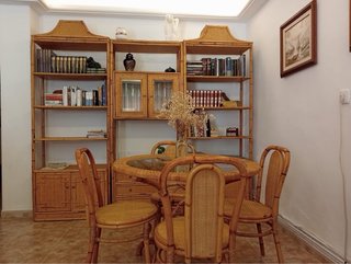 Mueble comedor, mesa y sillas de bambú