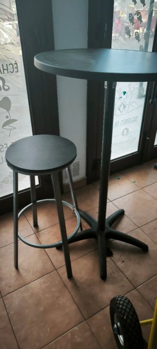 Juego de mesa alta madera y metal.