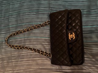 Bolso Clásico Negro elegante con detalles dorados