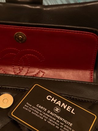 Bolso Clásico Negro elegante con detalles dorados