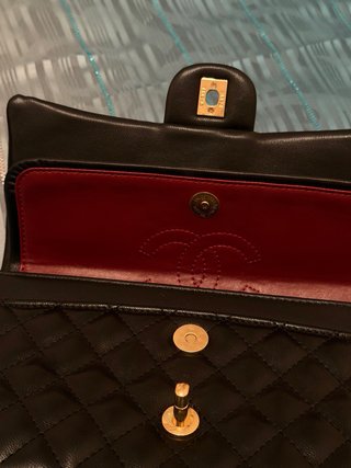 Bolso Clásico Negro elegante con detalles dorados