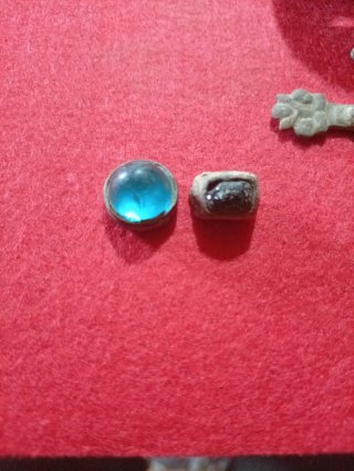Gema azul y pieza antigua de dos anillos romano