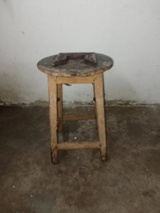 Mesa antigua redonda de madera rústica. restaurar