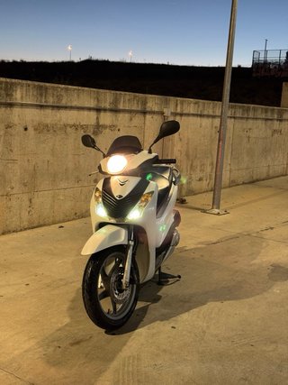 Moto Scooter Blanca