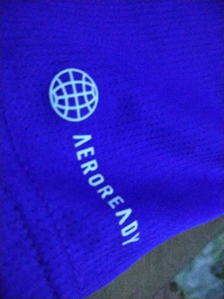 Camiseta Adidas Azul con Rayas Blancas