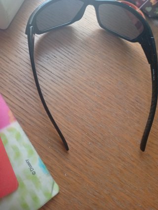 Gafas de sol negras " Urge hoy" Se vende