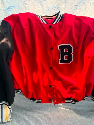 Cazadora bomber roja con letra B