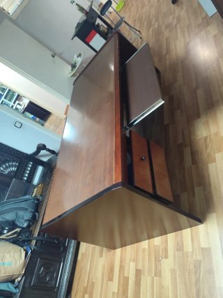 Escritorio de madera marrón