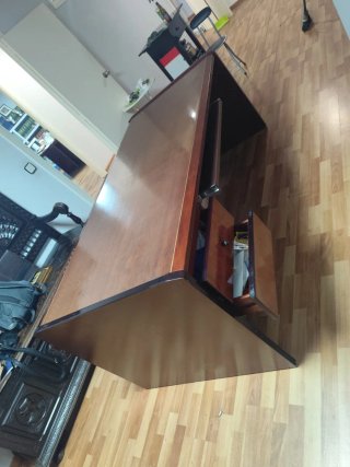 Escritorio de madera marrón