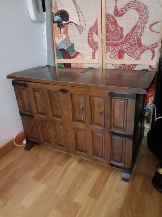 Baúl antiguo de madera estilo castellano