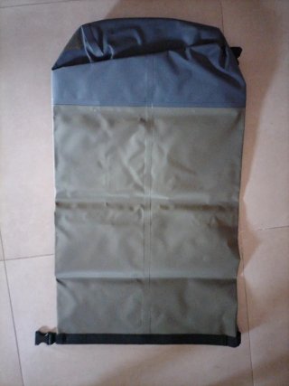 Macuto impermeable verde y gris
