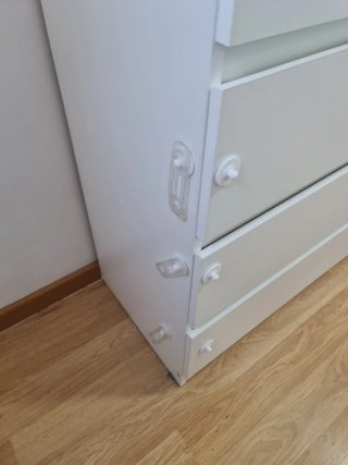 Cómoda blanca para bebé.