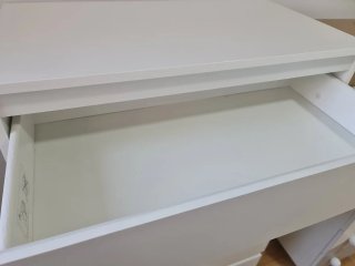 Cómoda blanca para bebé.