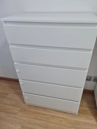 Cómoda blanca para bebé.