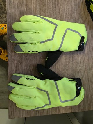 Casco B'Twin 700 Amarillo con cubrebotas y guantes