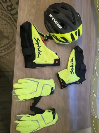 Casco B'Twin 700 Amarillo con cubrebotas y guantes