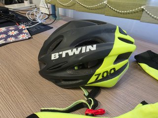 Casco B'Twin 700 Amarillo con cubrebotas y guantes