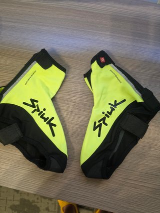 Casco B'Twin 700 Amarillo con cubrebotas y guantes