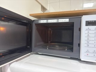 Microondas Panasonic con Grill NN-K35HWM