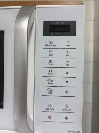 Microondas Panasonic con Grill NN-K35HWM