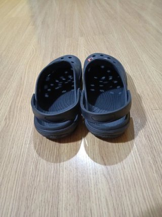 Zapatillas tipo Crocs Negras con Jibbitz
