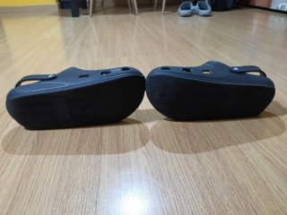 Zapatillas tipo Crocs Negras con Jibbitz