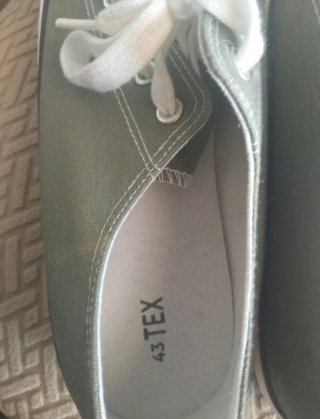 Zapatillas grises de lona con cordones