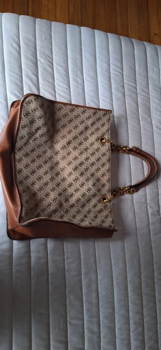 Bolso Guess Grande Marrón y Dorado
