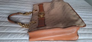 Bolso Guess Grande Marrón y Dorado