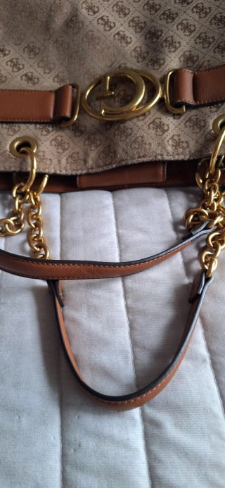 Bolso Guess Grande Marrón y Dorado