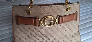 Bolso Guess Grande Marrón y Dorado